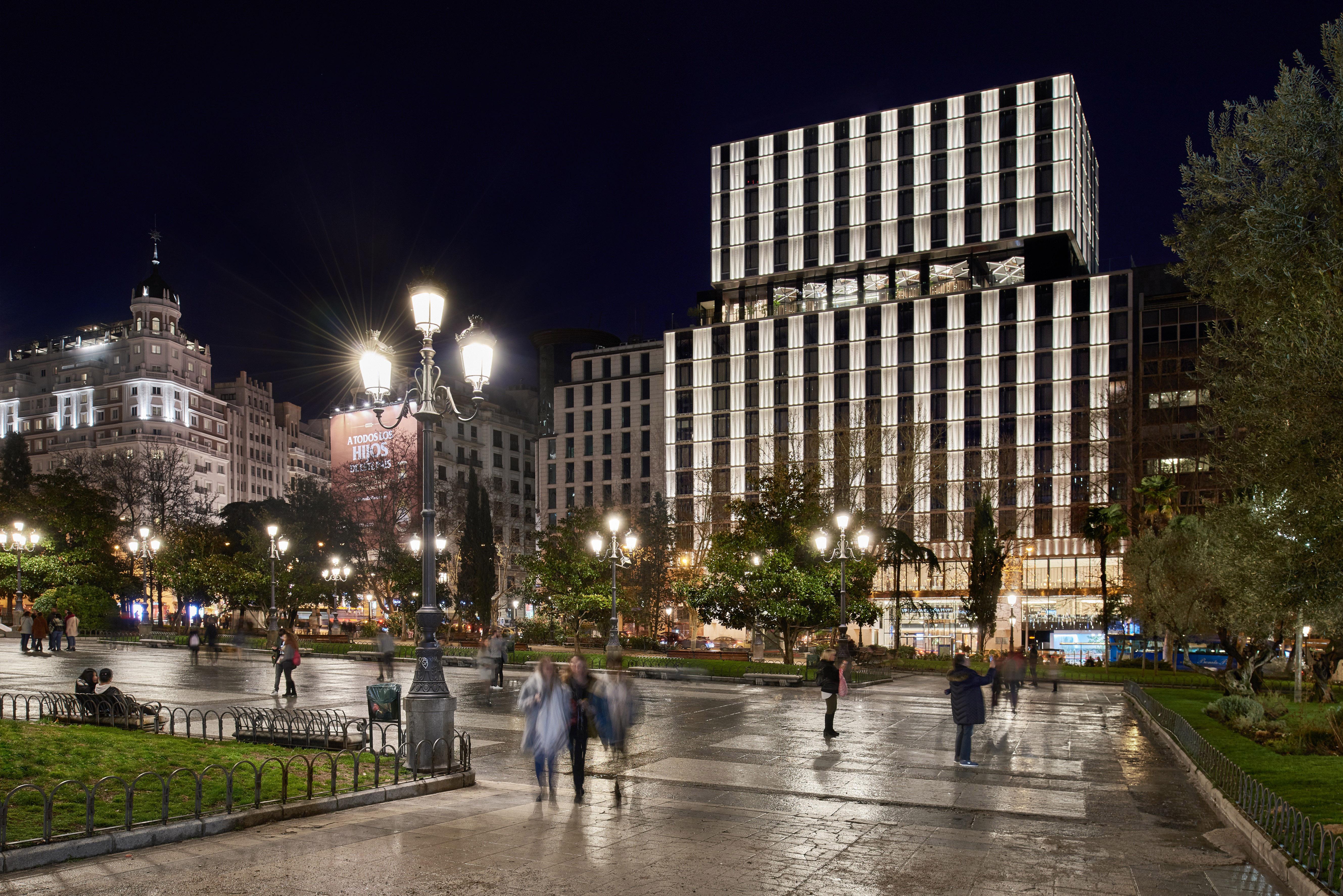 Vp Plaza Espana Design Madrid Luaran gambar The hotel at night