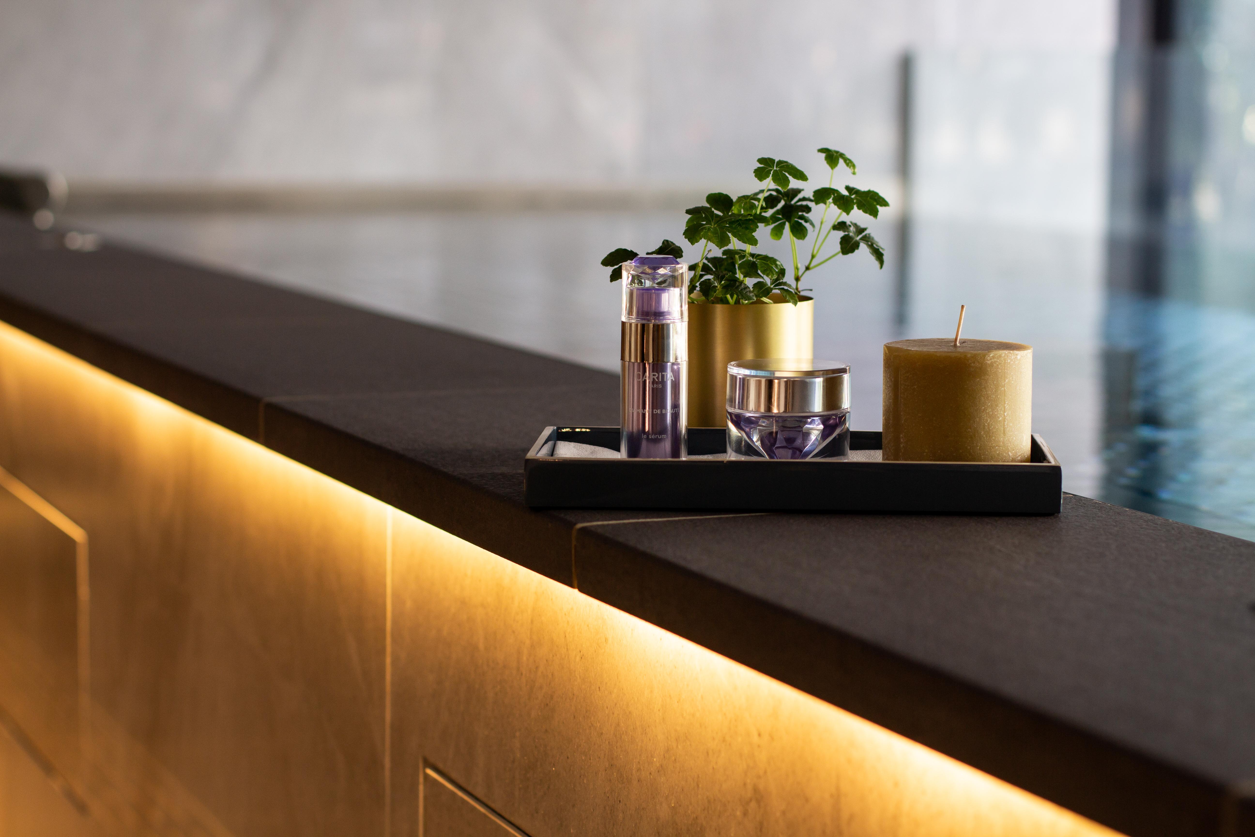 Vp Plaza Espana Design Madrid Luaran gambar A counter with a tray of products