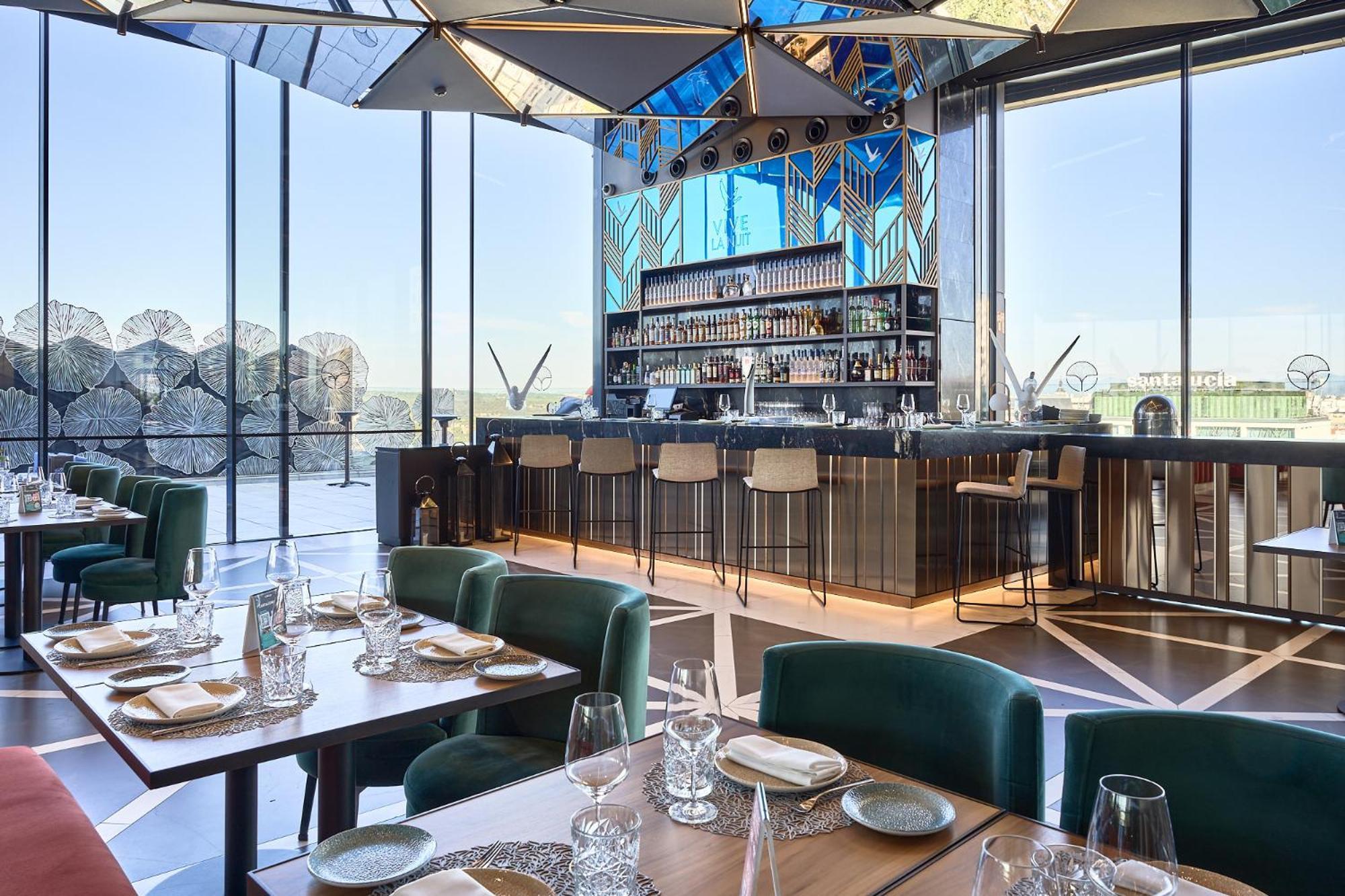 Vp Plaza Espana Design Madrid Luaran gambar The bar at the top of the hotel