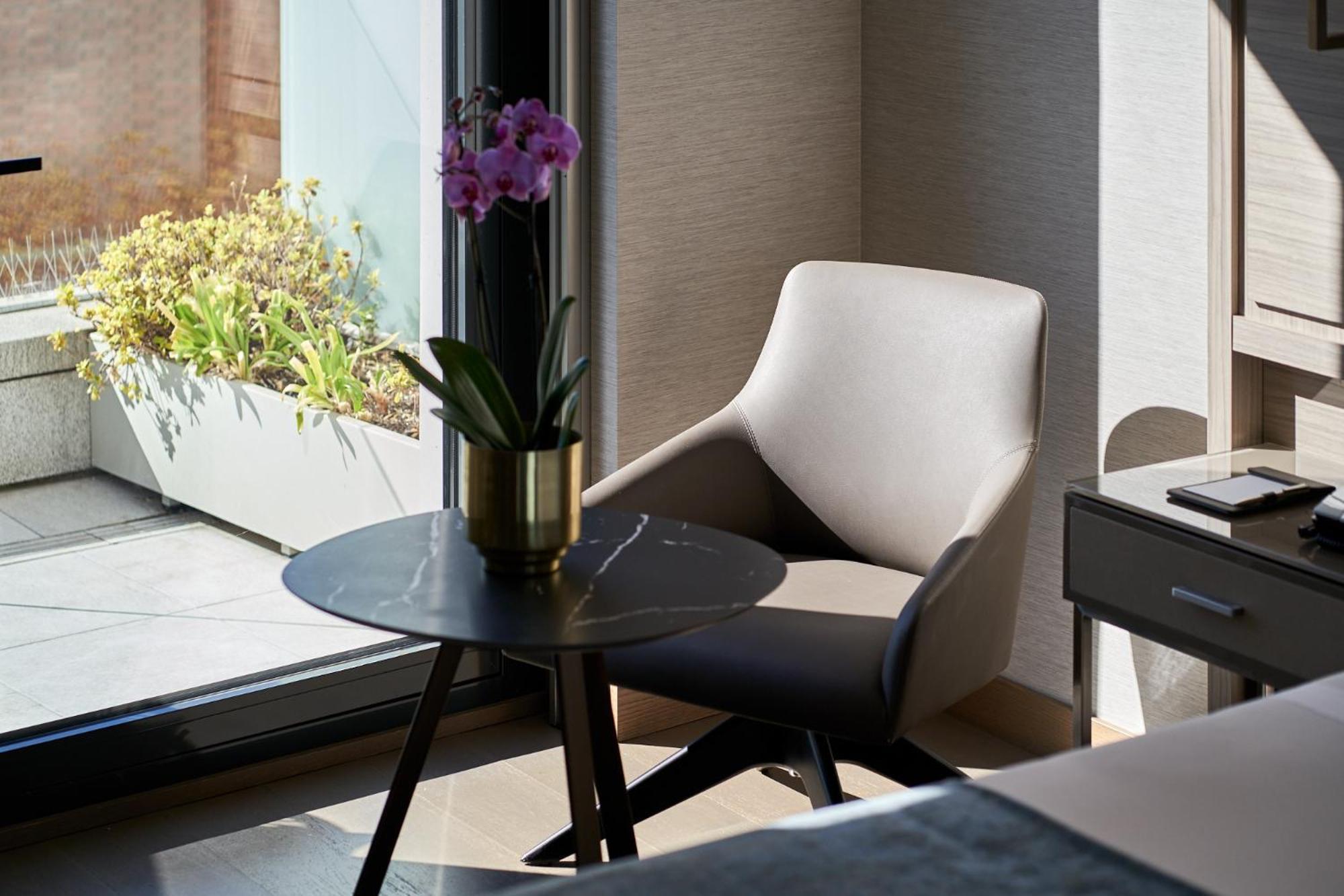 Vp Plaza Espana Design Madrid Luaran gambar The interior of a suite at the Mandarin Oriental, Munich