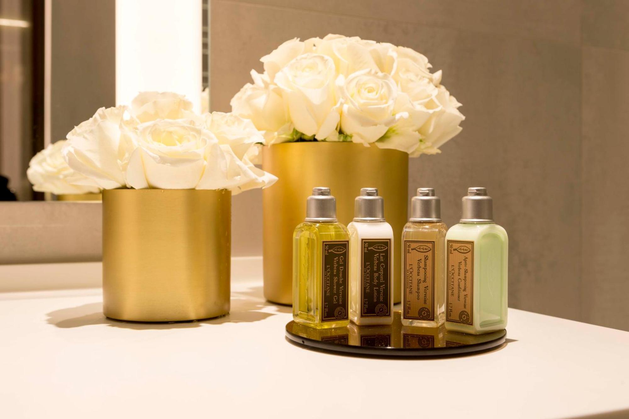 Vp Plaza Espana Design Madrid Luaran gambar L'Occitane products in a hotel bathroom